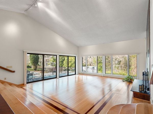 16 Wadsworth Ln, Dartmouth, MA 02748