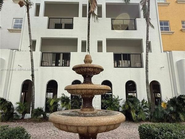 642 Valencia , Unit 305, Coral Gables, FL 33134