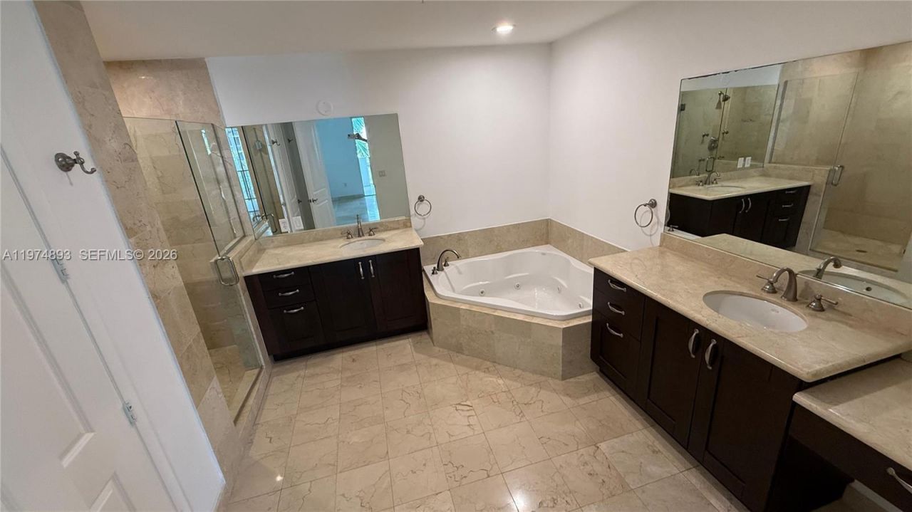 642 Valencia , Unit 305, Coral Gables, FL 33134 Photo