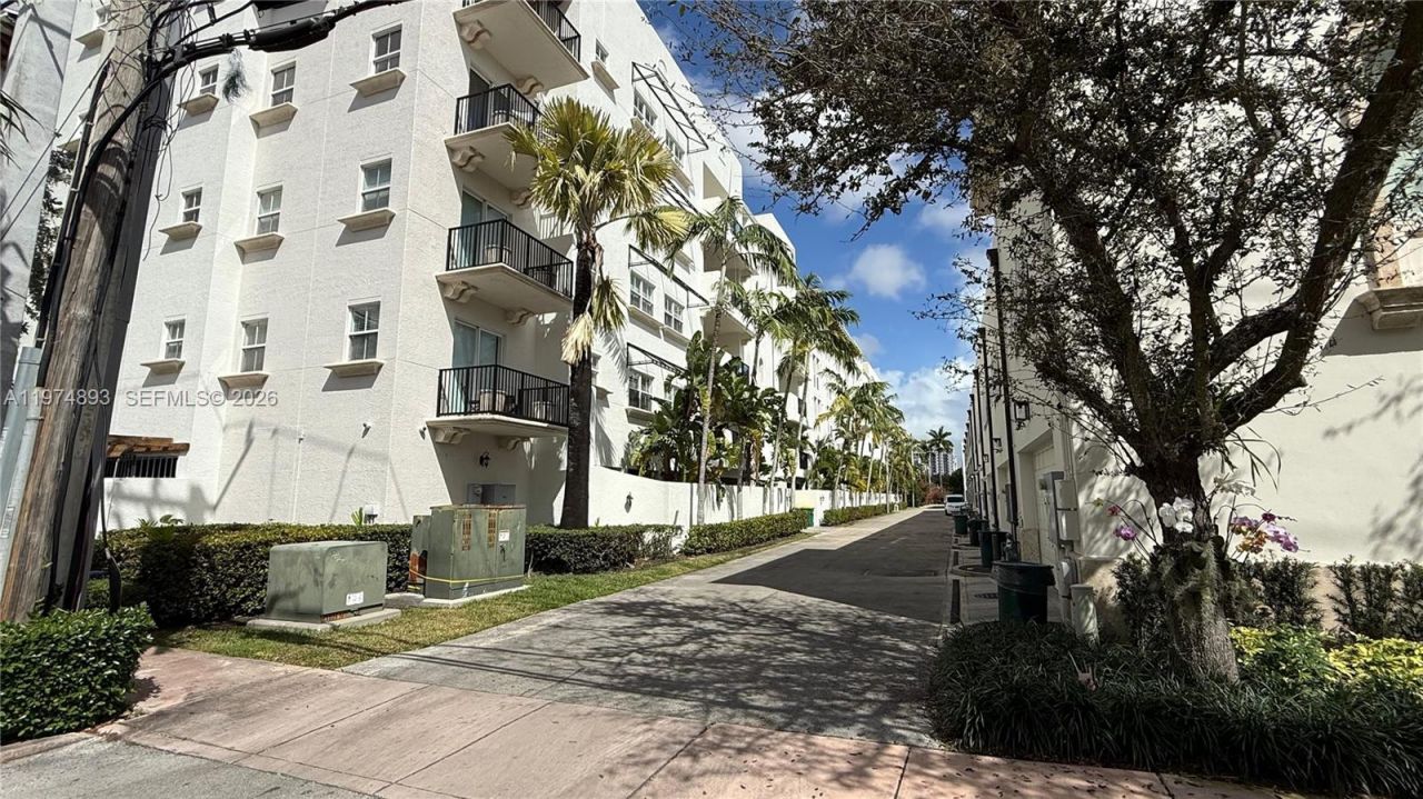 642 Valencia , Unit 305, Coral Gables, FL 33134 Photo