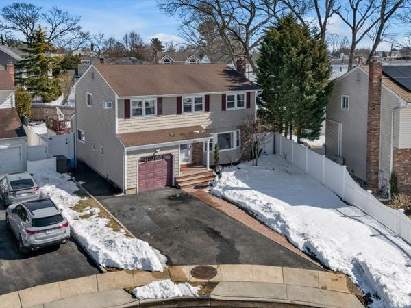 381 Robyn Place , East Meadow, NY 11554