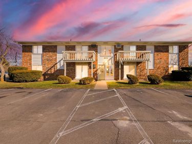 825 S Grand Avenue, Fowlerville Vlg, MI 48836