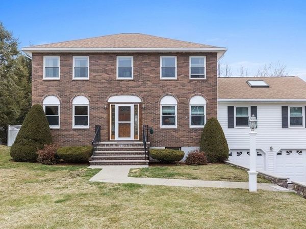 11 Valdora Dr, Stoneham, MA 02180