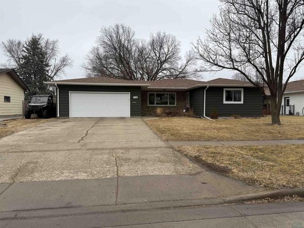 938 Crestview, Vermillion, SD 57069