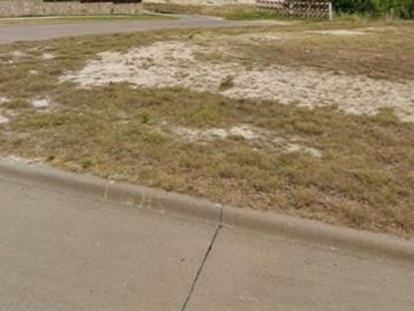 412 Mckinley Street , DeSoto, TX 75115