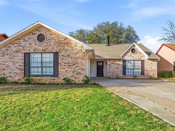 3840 Seven Gables Street , Fort Worth, TX 76133