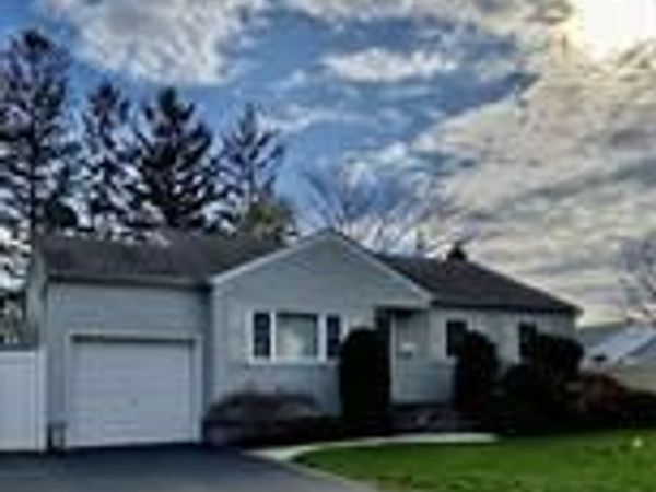 3 Wensley Road , Plainview, NY 11803