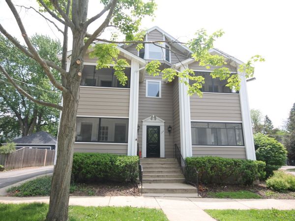 139 W Russell Street, Unit 2E, Barrington, IL 60010