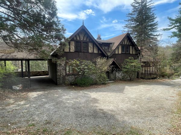 32 E Lake Stable Road, Tuxedo Park, NY 10987