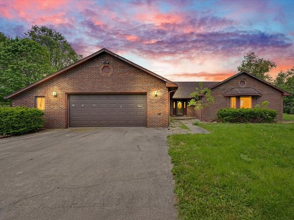 153 Lake Road, Seymour, IL 61875