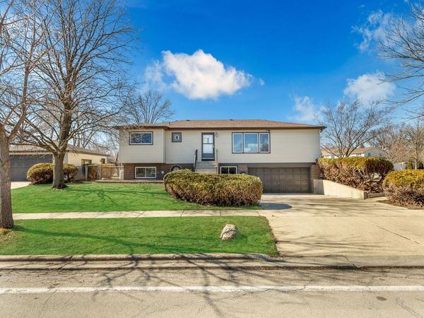 426 S Cedarcrest Drive, Schaumburg, IL 60193
