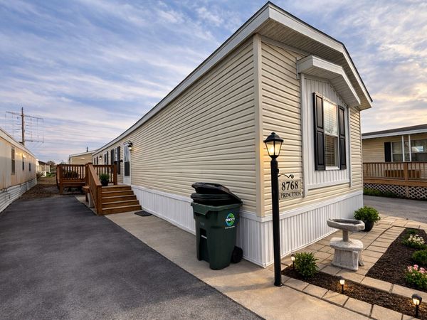 8766 Pelican Drive , Hodgkins, IL 60525