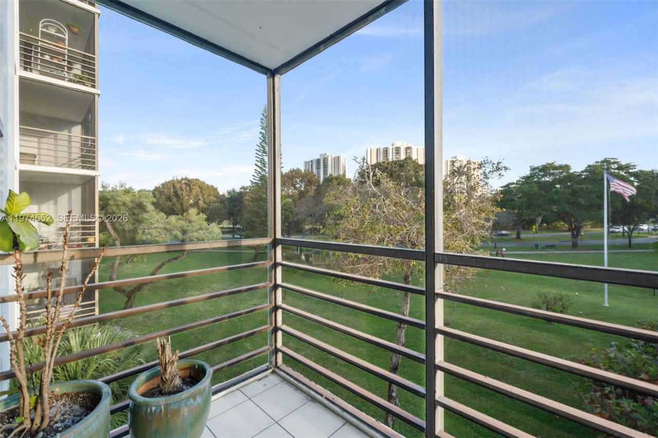 20500 W Country Club Dr, Unit 311, Aventura, FL 33180 Photo