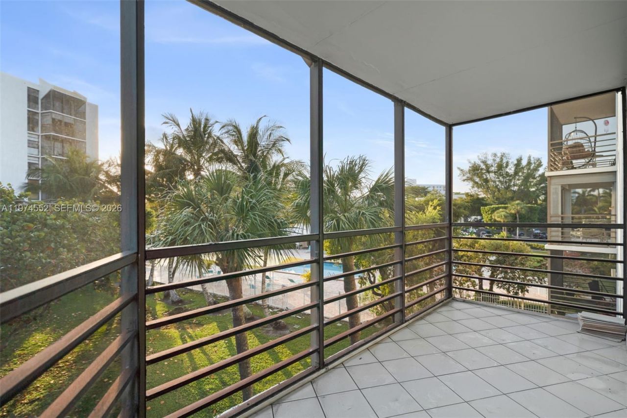 20500 W Country Club Dr, Unit 311, Aventura, FL 33180 Photo