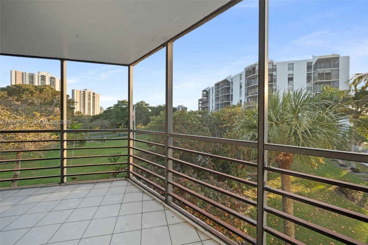 20500 W Country Club Dr, Unit 311, Aventura, FL 33180 Photo