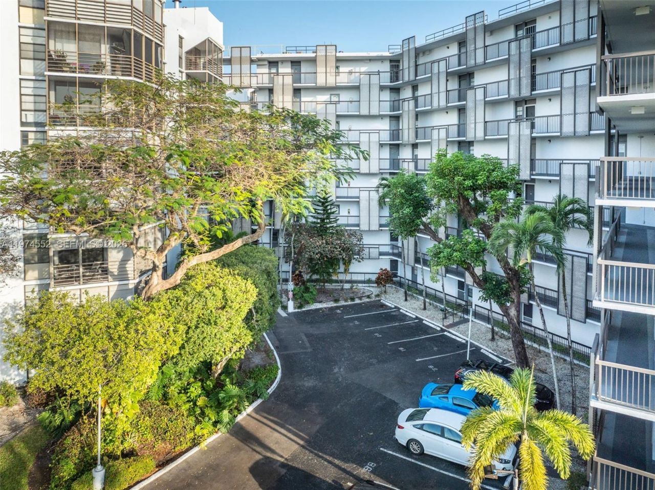 20500 W Country Club Dr, Unit 311, Aventura, FL 33180 Photo