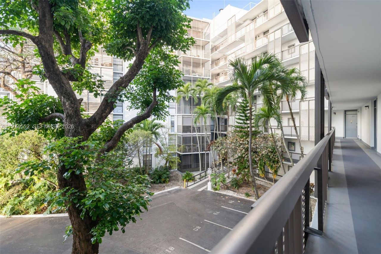 20500 W Country Club Dr, Unit 311, Aventura, FL 33180 Photo