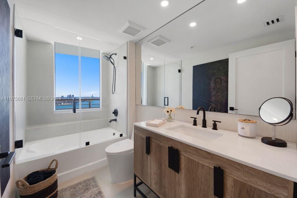 335 S Biscayne Blvd , Unit 3012, Miami, FL 33131 Photo