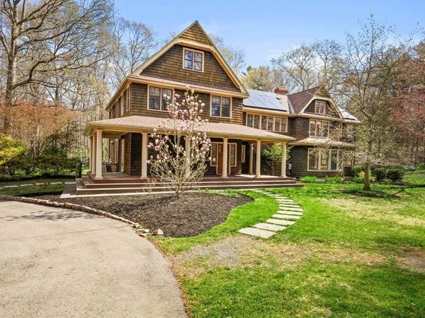 2 Spingler Dr, Hamilton, MA 01982