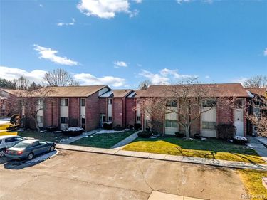 33585 Pondview Circle, Livonia, MI 48152