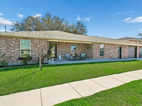 2101 PLAZA Drive , Chalmette, LA 70043