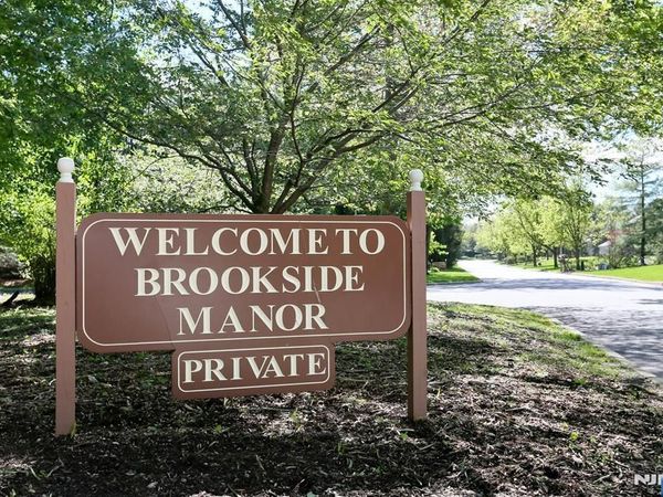 16 Sandburg Court, MAHWAH, NJ 07430