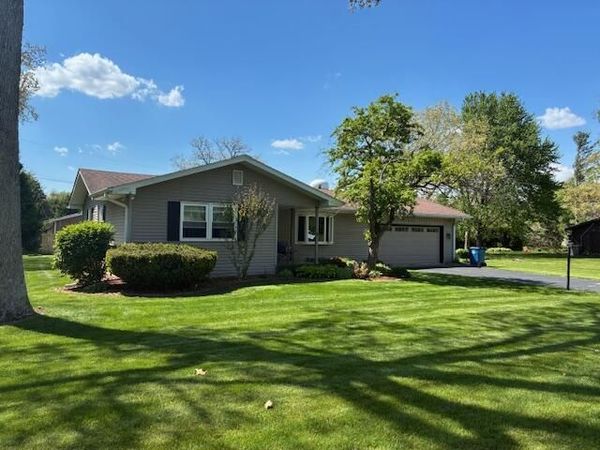 546 Gardenia Street SE, DeMotte, IN 46310