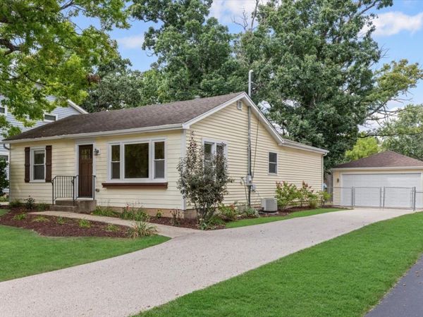 17914 W Twin Lakes Boulevard , Grayslake, IL 60030