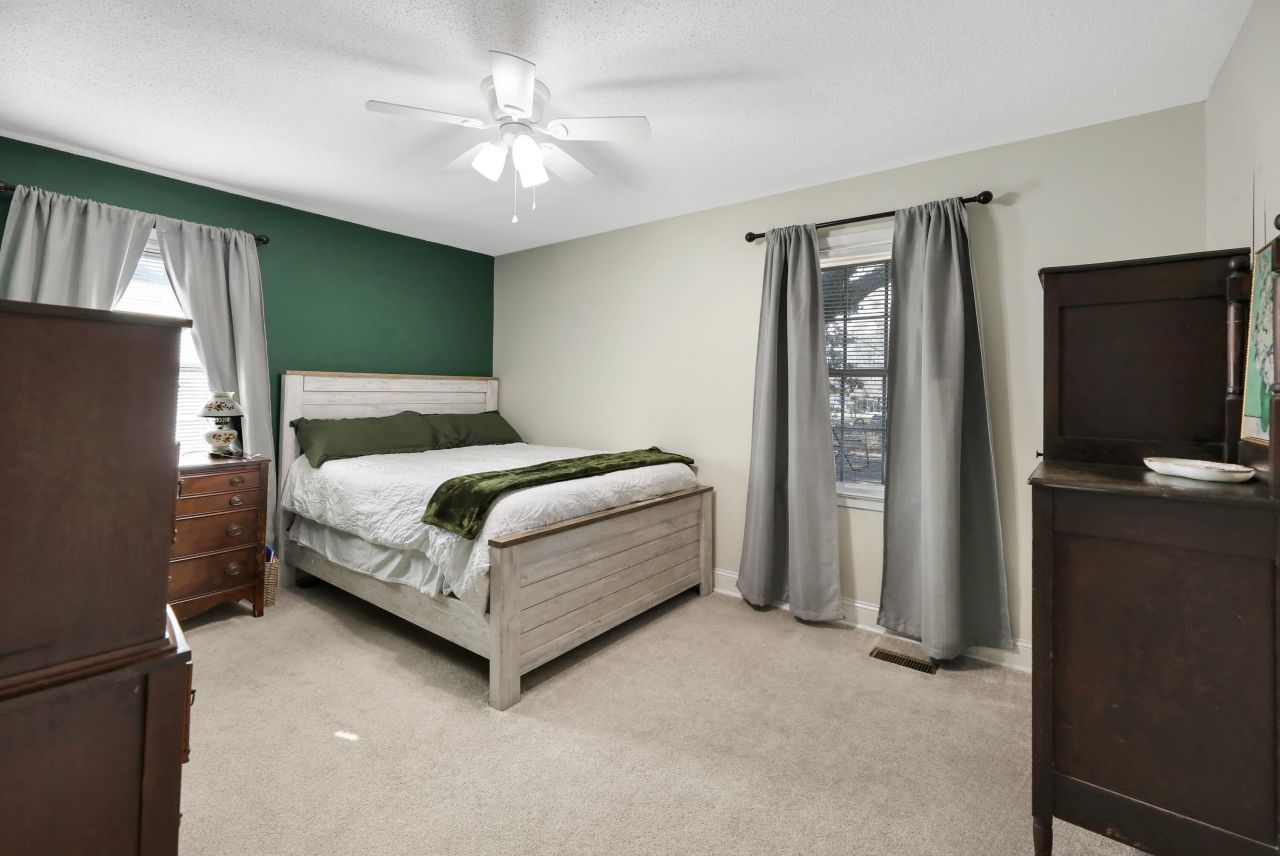 101 Center Street Photo 17