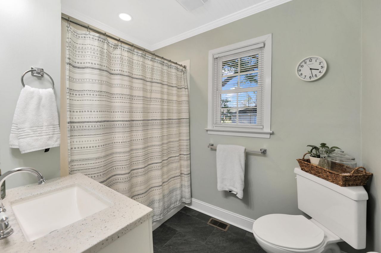 101 Center Street Photo 20