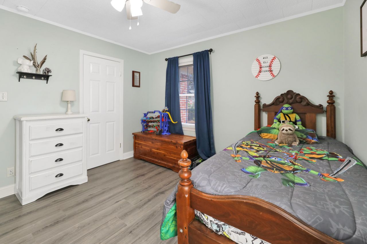 101 Center Street Photo 23