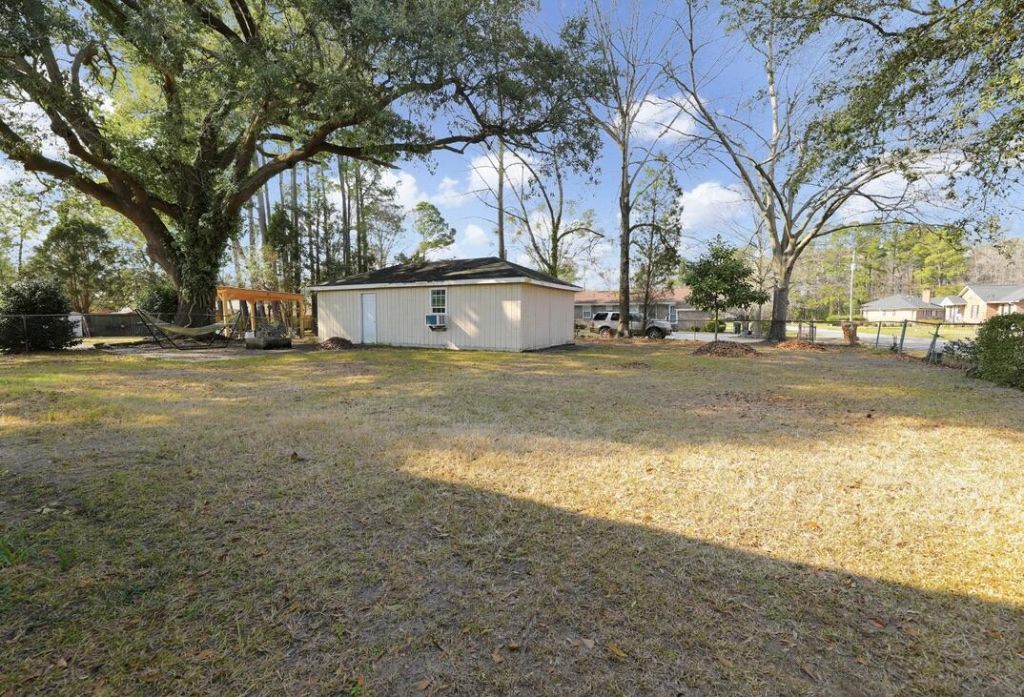 101 Center Street Photo 31