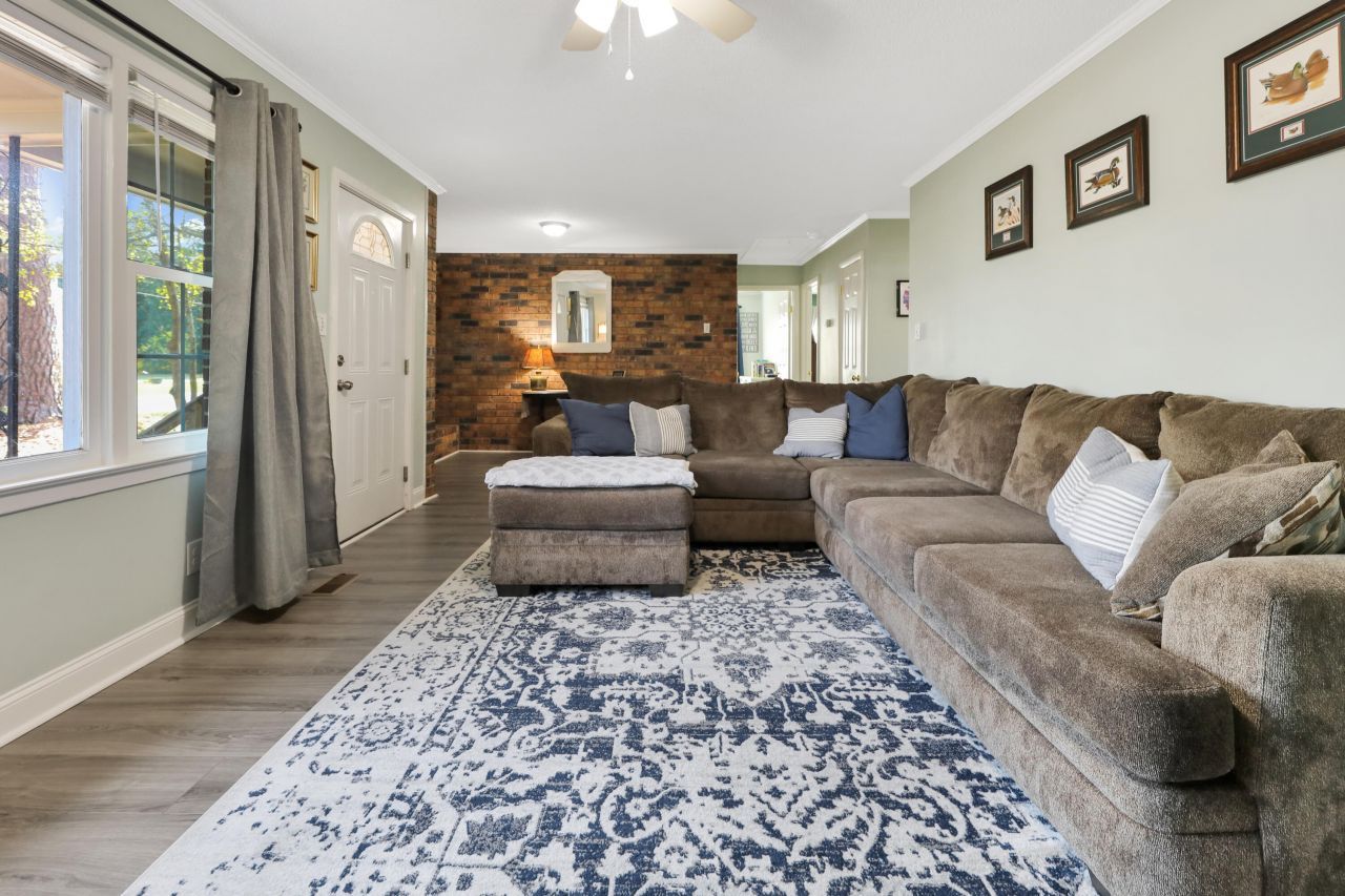 101 Center Street Photo 8