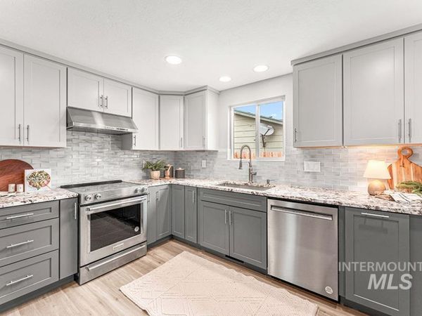 670 S Berwick Dr, Boise, ID 83706