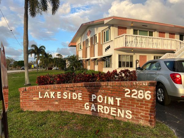 2286 Lake Osborne Drive, Unit 16, Lake Worth Beach, FL 33461