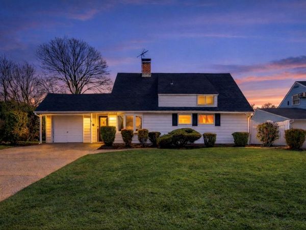 68 Summer Lane , Hicksville, NY 11801