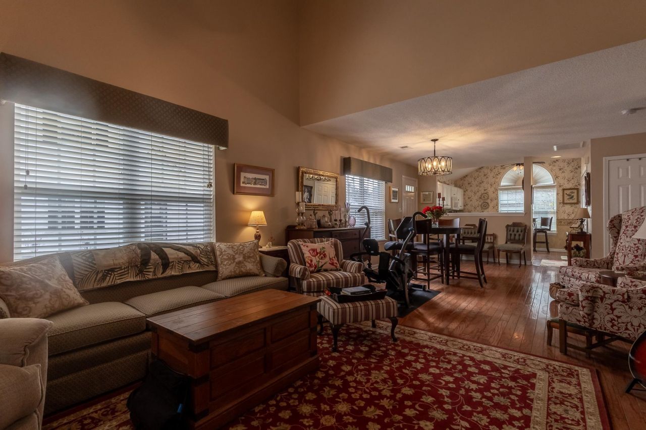 144 Wimbledon Way  Photo 12