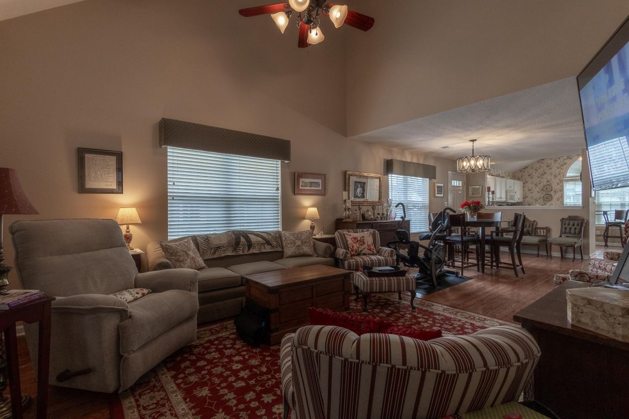 144 Wimbledon Way  Photo 14