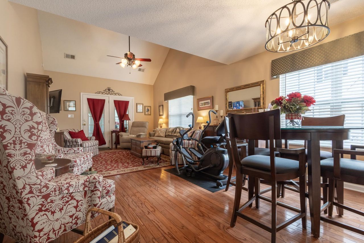 144 Wimbledon Way  Photo 15