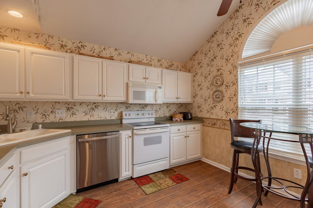 144 Wimbledon Way  Photo 17