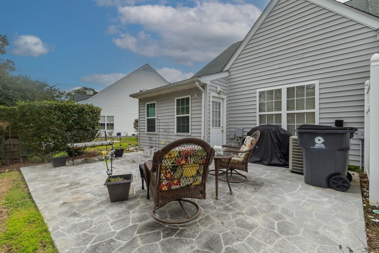 144 Wimbledon Way  Photo 6