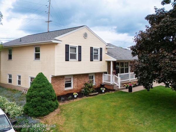 515 Chanticleer Trail, Lansing, MI 48917