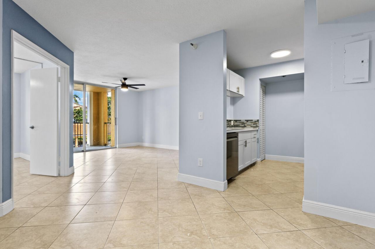 123 Yacht Club Way, Unit 207, Hypoluxo, FL 33462 Photo