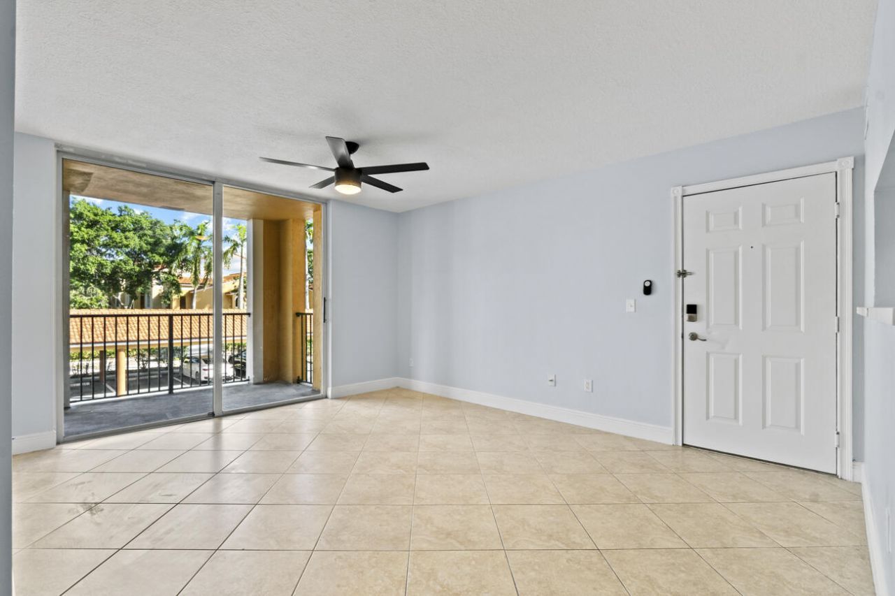 123 Yacht Club Way, Unit 207, Hypoluxo, FL 33462 Photo