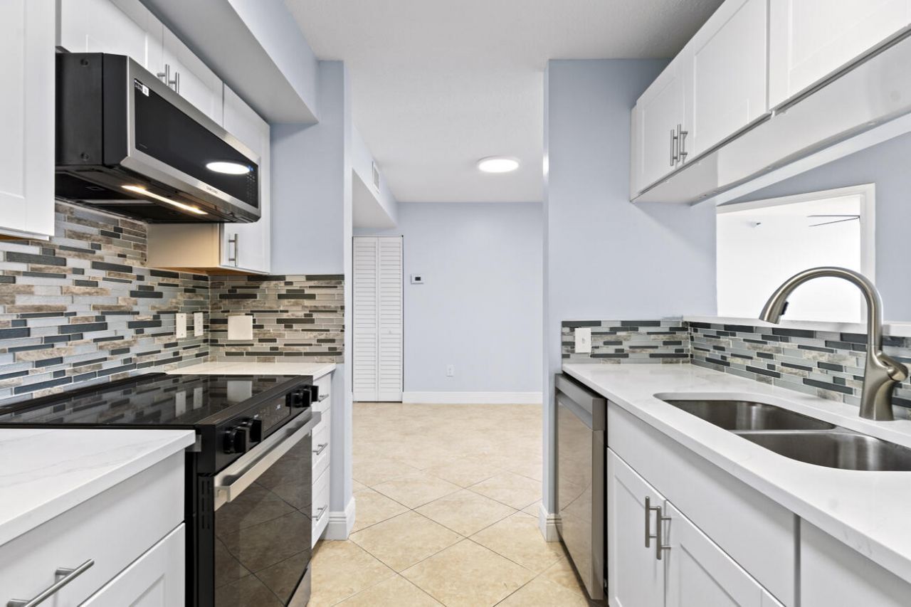 123 Yacht Club Way, Unit 207, Hypoluxo, FL 33462 Photo