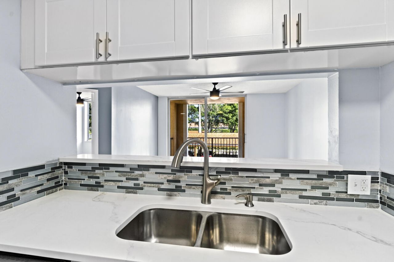 123 Yacht Club Way, Unit 207, Hypoluxo, FL 33462 Photo