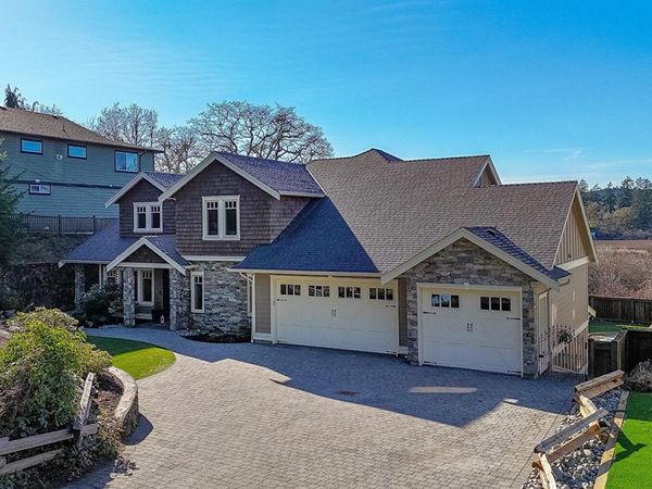 4148 Holland Ave, Saanich, BC V8Z 5K4