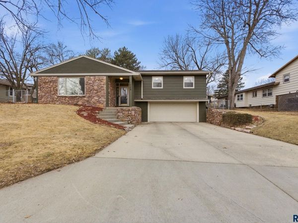 1405 E Otonka Trl, Sioux Falls, SD 57103