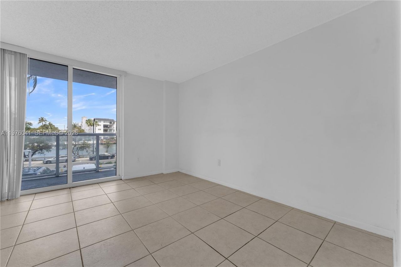 2457 Collins Ave, Unit 201, Miami Beach, FL 33140 Photo
