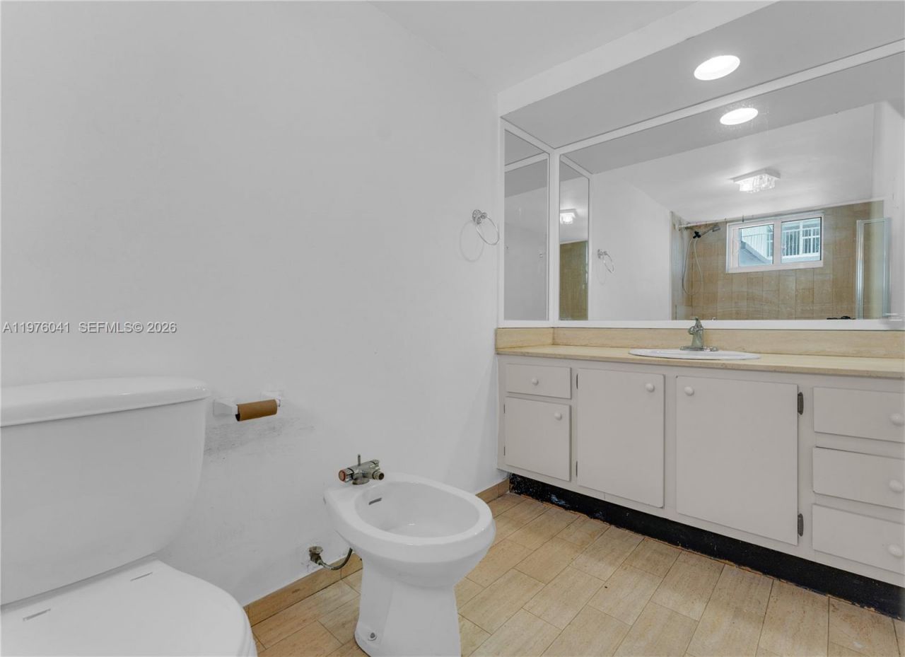 2457 Collins Ave, Unit 201, Miami Beach, FL 33140 Photo